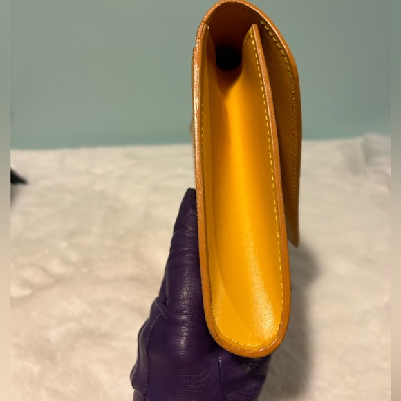 Louis Vuitton Clutch Epi Yellow. Authentic and pre-owned. - Picture 4 of 10